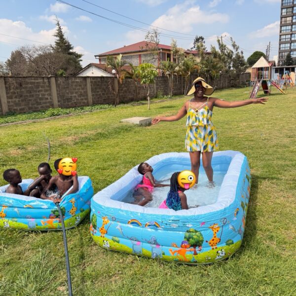 INFLATABLE SWIMMING POOP